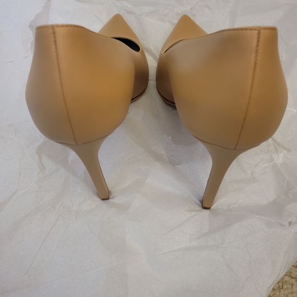 Michael Kors Collection Pointed Tan Pumps - Picture 2 of 8